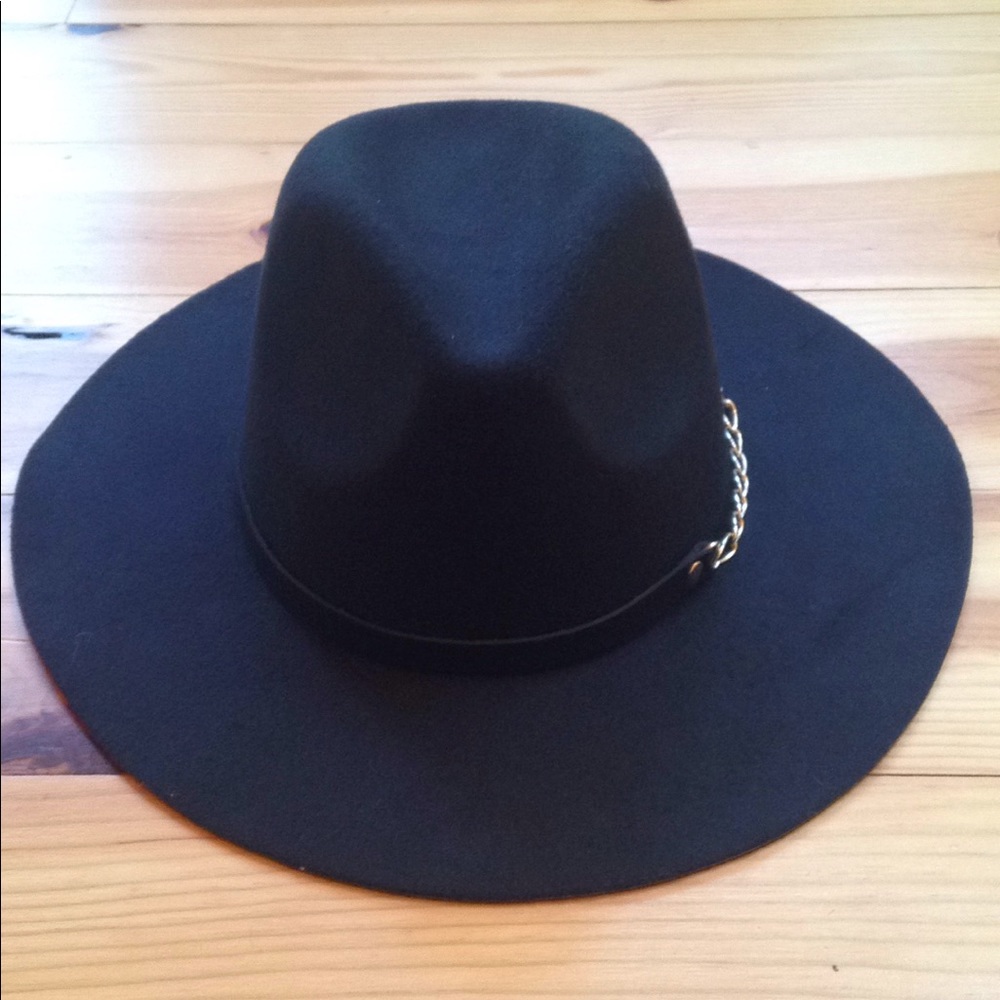 Cowboy-style hat with chain decoration